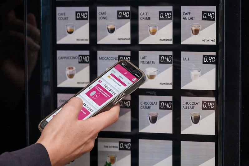 Une personne répond à une Question Klaxoon via son smartphone. | Klaxoon