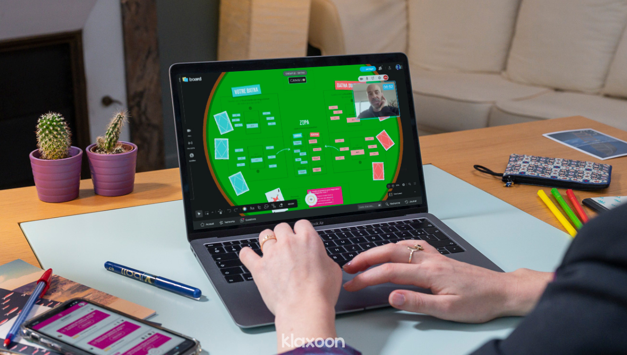 Telle une table de poker, le Board BATNA comporte plusieurs zones où ajouter les idées sous la forme de vignettes colorées. Ici, la visioconférence est activée. | Klaxoon