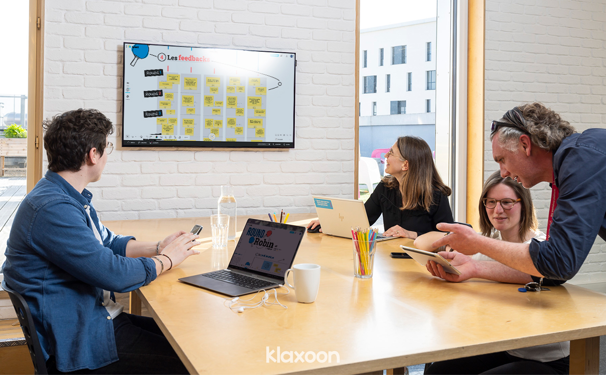 une équipe faisant un brainstorming sur Klaxoon avec la méthode round Robin en template