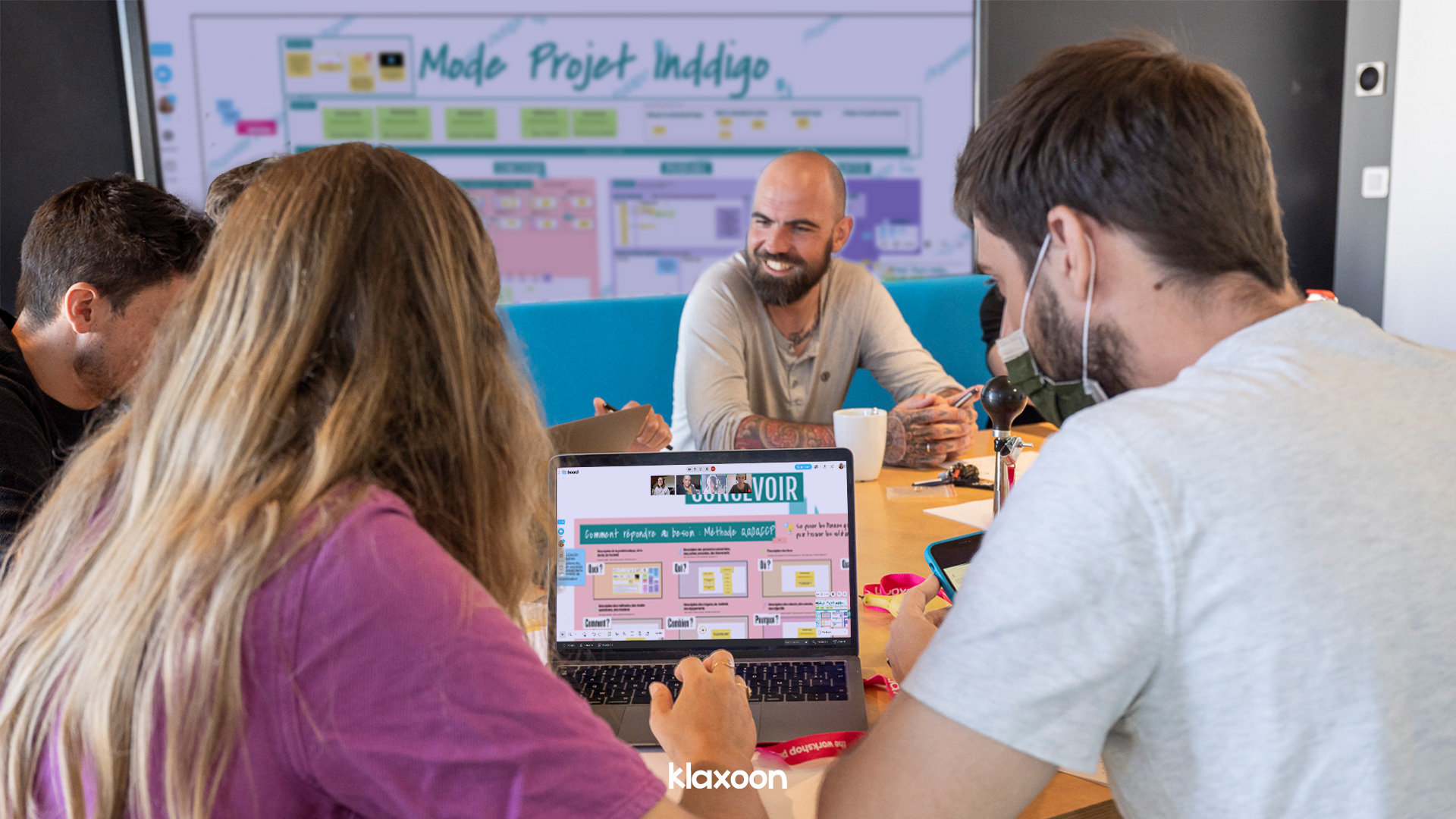 A team of four people on site and four people at distance meeting on the online Board for the session. | Klaxoon