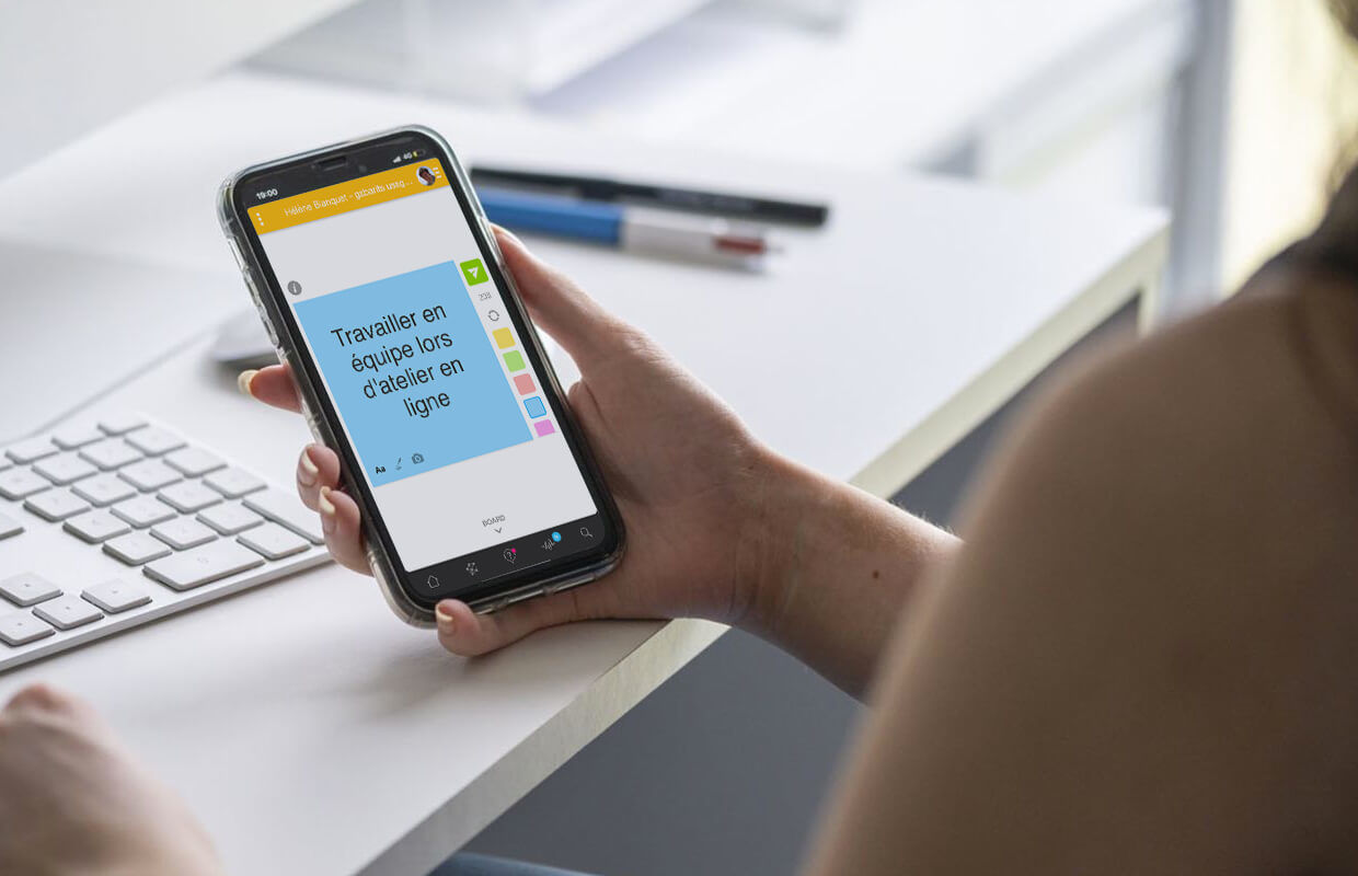 smartphone, texte, images, dessins, liens vers des vidéos, des documents