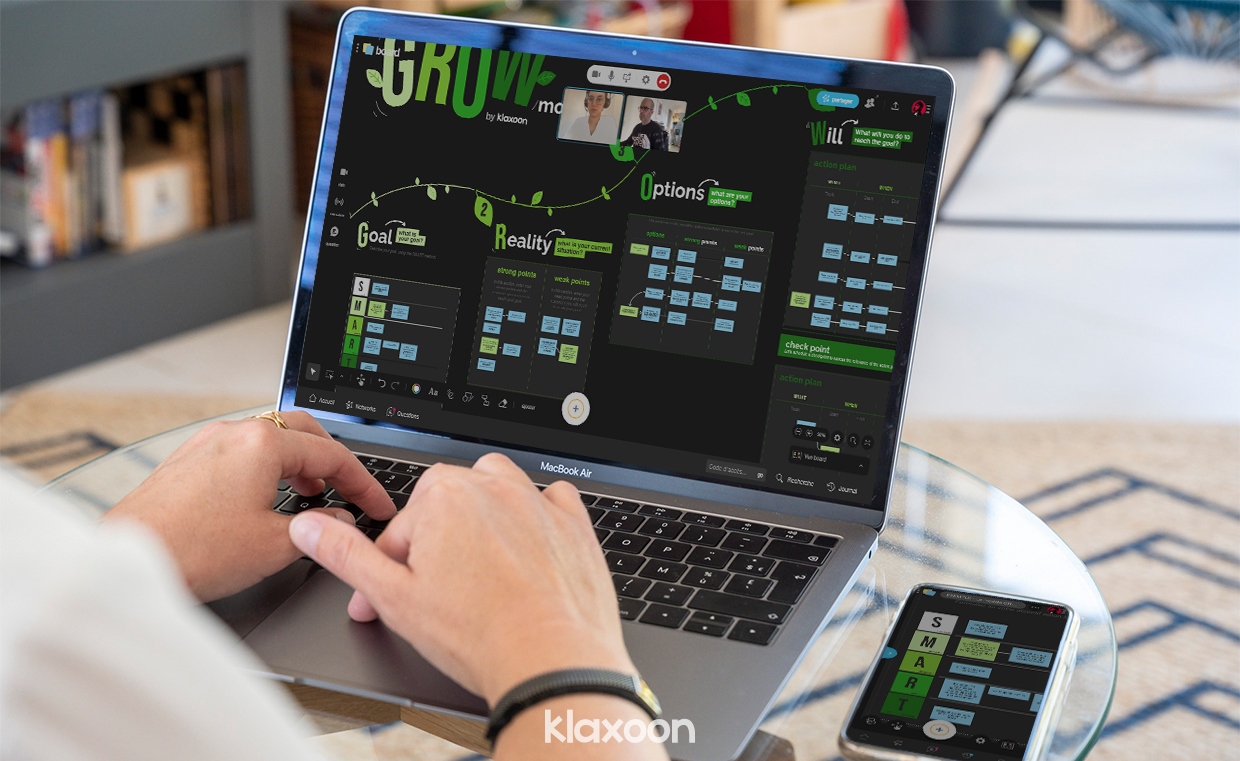 A person in front of his computer screen goes through each step of the GROW model thanks to the Klaxoon Template. | Klaxoon