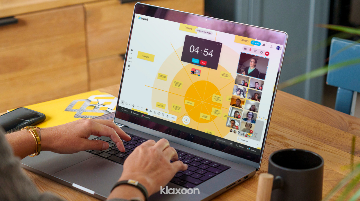 On a desktop screen, a timer is displayed on Klaxoon's Board to remind the team the time left for the ideation part. | Klaxoon