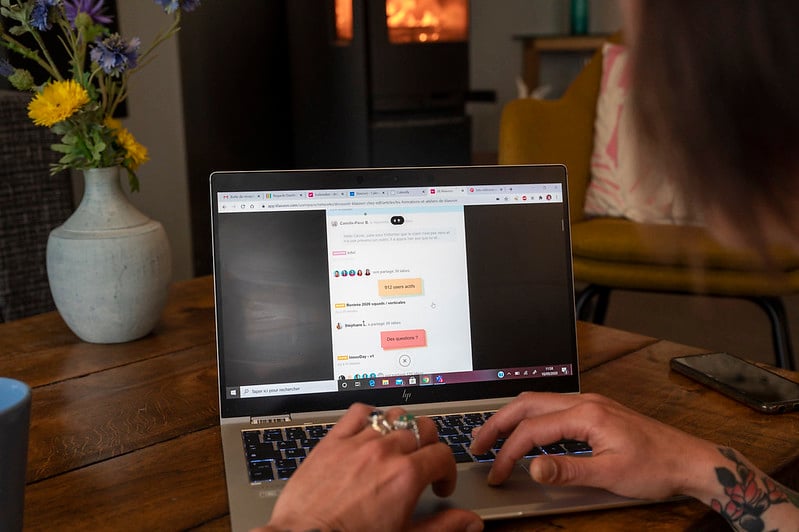 Une personne travaille de manière asynchrone sur son ordinateur. | Klaxoon