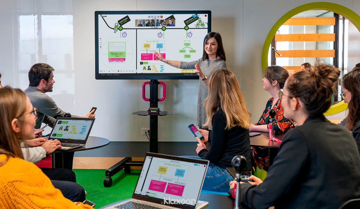 Une équipe en réunion en présentiel et à distance sur Board, permettant chacun de partager ses idées à l’oral comme à l’écrit. | Klaxoon