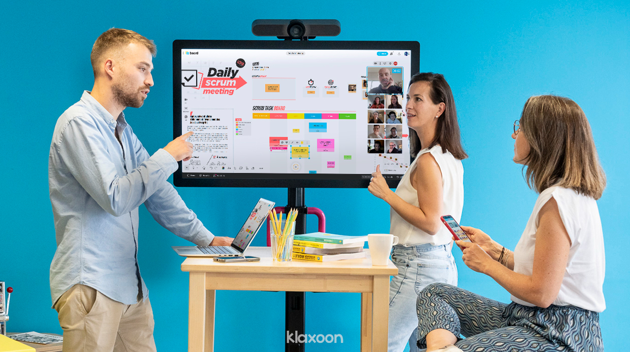 3 people discussing something during a meeting. | Klaxoon