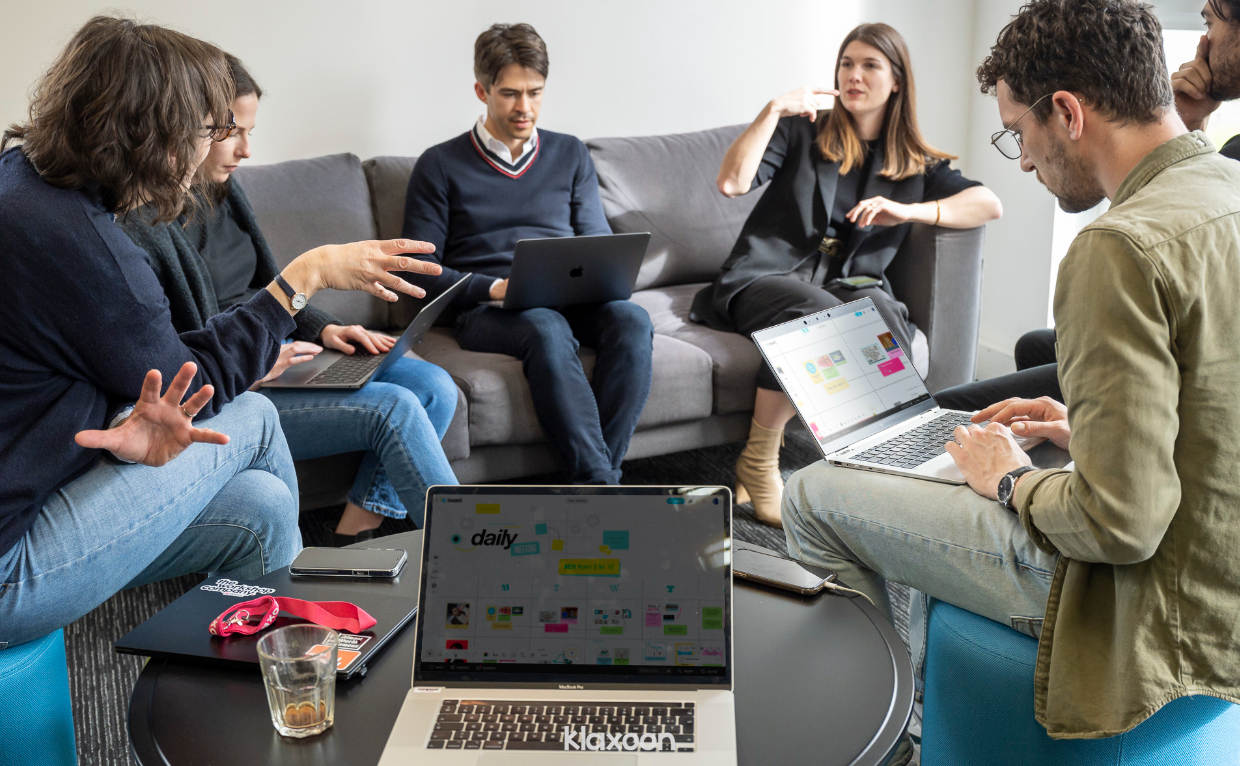 A group of people discussing something during a meeting. | Klaxoon