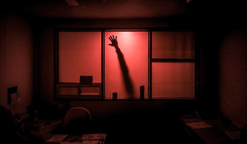 Tu oficina da más miedo que una película de terror
