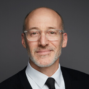 エスティ―ローダー・カンパニーズ社のTom Ford Beautyグローバルマーケティングのクリエイティブオペレーションおよびアクセラレーション担当バイスプレジデント、トム・アルパーズ氏 logo